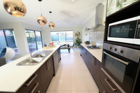 Designer Decor Home With 8Beds At Williams Landing - Accommodation Gold Coast 4