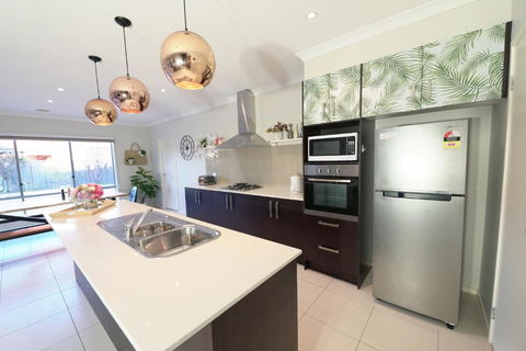 Designer Decor Home With 8Beds At Williams Landing - Accommodation Gold Coast 2