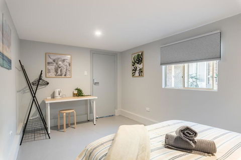 Detached Double Room - Seconds To Transport - Close To China Town - Shared Bathroom - Accommodation Gold Coast 1