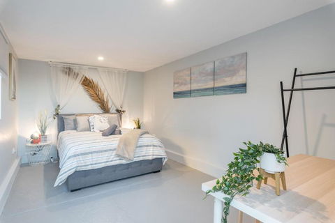 Detached Double Room - Seconds To Transport - Close To China Town - Shared Bathroom - Accommodation Gold Coast 2