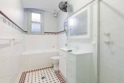 Detached Double Room - Seconds To Transport - Close To China Town - Shared Bathroom - Accommodation Gold Coast 3