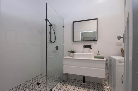 2BR Cottage With Parking Close To Adelaide CBD - 1 Gold Coast 3