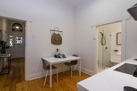 2BR Cottage With Parking Close To Adelaide CBD - 1 Gold Coast 2