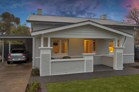 2BR Cottage With Parking Close To Adelaide CBD - 1 Gold Coast 0