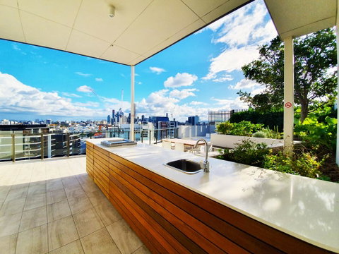 2BR Food & Drink Hub , Gym, Pool, Views, Roof Terrace - Accommodation Gold Coast 1