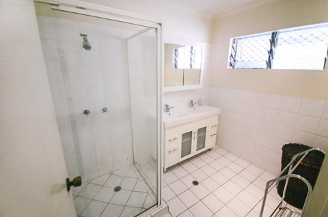 3 Bedroom Apartment // Spence St - Accommodation Gold Coast 2