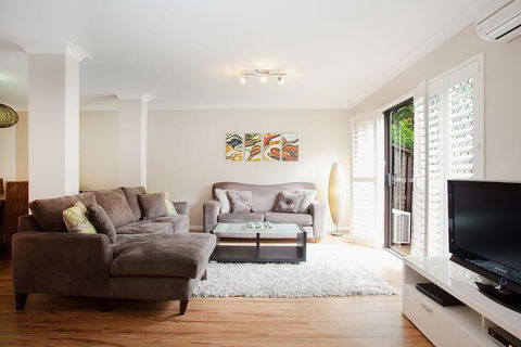 3-Bed Home With BBQ Patio Near Parks And Playgrounds - Gold Coast 4U 0