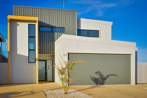 33 Inggarda Lane - PRIVATE JETTY & SPA - Gold Coast 4U 1