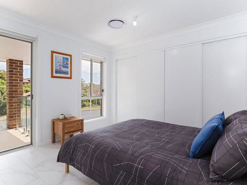 5 Bent Street - Huge House With Foxtel & Aircon - Gold Coast 4U 3