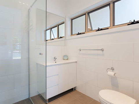 5 Bent Street - Huge House With Foxtel & Aircon - Gold Coast 4U 2