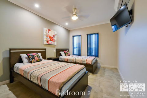 5 Kestrel Place - PRIVATE JETTY & POOL - Gold Coast 4U 1