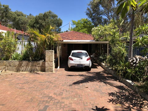 5A Glenelg Street - Gold Coast 4U 0