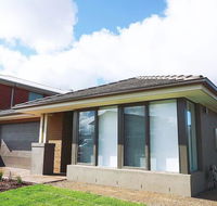 5Bed 2Bath Family House in Werribee - Gold Coast 4U