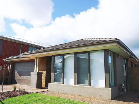 5Bed 2Bath Family House In Werribee - Gold Coast 4U 0