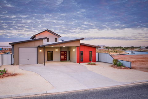 64 Madaffari Drive - PRIVATE JETTY - Gold Coast 4U 1