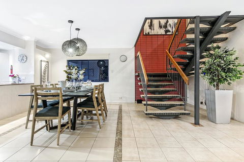 7 Bedroom Gold Coast Luxury Waterfront Home With Pool, Sleeps 20! - Gold Coast 4U 1