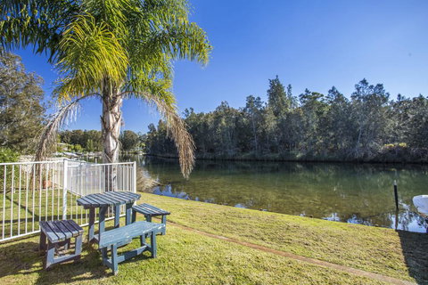 77 Lake Entrance Rd - Waterfront Wonder - 1 Gold Coast 0