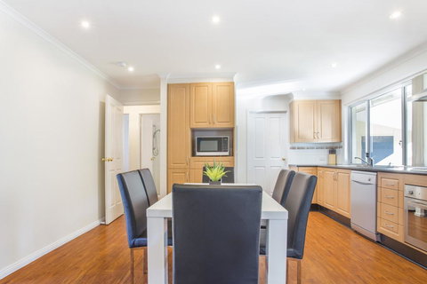 77 Lake Entrance Rd - Waterfront Wonder - 1 Gold Coast 3