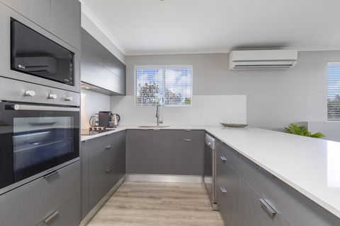 Absolute Beachfront Penthouse, Castaways Beach - Accommodation Gold Coast 3