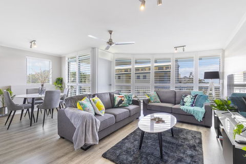 Absolute Beachfront Penthouse, Castaways Beach - Accommodation Gold Coast 0