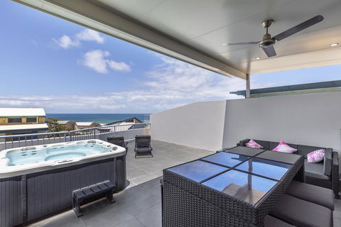 Absolute Beachfront Penthouse, Castaways Beach - Accommodation Gold Coast 1