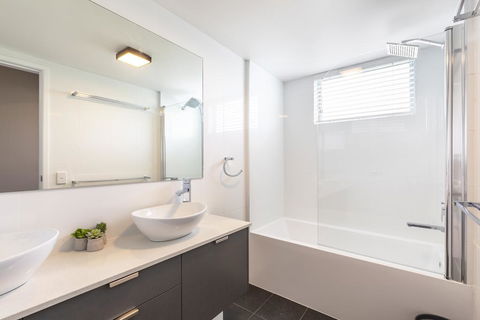 Absolute Beachfront Penthouse, Castaways Beach - Accommodation Gold Coast 2