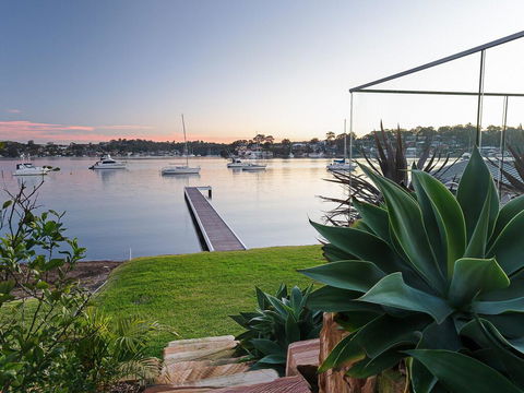 Absolute Waterfront Lakehouse Fishing Point Waterfront Pool Jetty - Gold Coast 4U 2