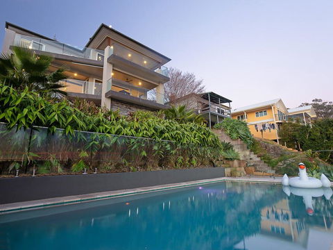 Absolute Waterfront Lakehouse Fishing Point Waterfront Pool Jetty - Gold Coast 4U 0