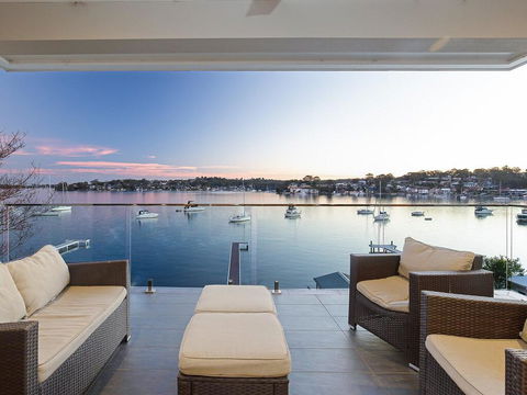 Absolute Waterfront Lakehouse Fishing Point Waterfront Pool Jetty - Gold Coast 4U 1