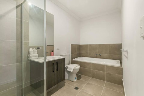 Dual Key 5BR Family Home With Stunning Interior - Accommodation Gold Coast 1