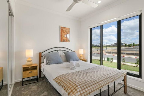 Dual Key 5BR Family Home With Stunning Interior - Accommodation Gold Coast 2