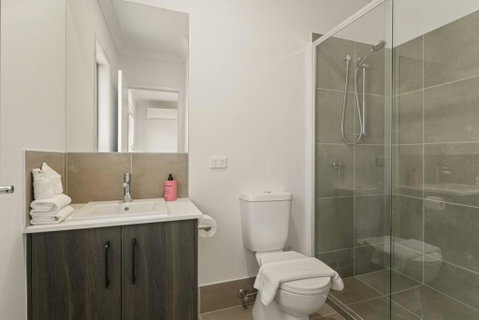Dual Key 5BR Family Home With Stunning Interior - Accommodation Gold Coast 4