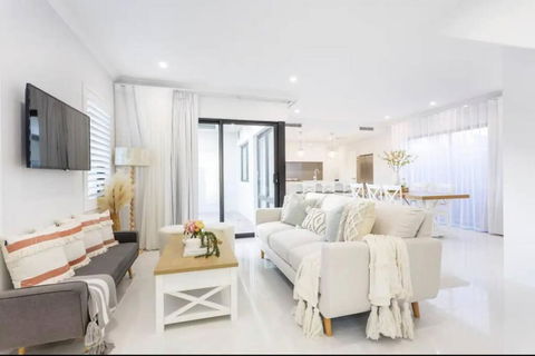 East Vic Park Luxe New Home - Gold Coast 4U 0