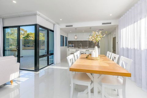 East Vic Park Luxe New Home - Gold Coast 4U 1