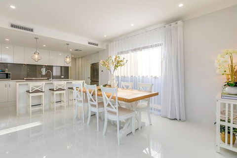 East Vic Park Luxe New Home - Gold Coast 4U 2
