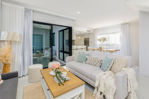 East Vic Park Luxe New Home - Gold Coast 4U 4