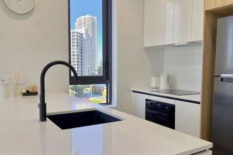 E.S. Surfers Paradise - Accommodation Gold Coast 2