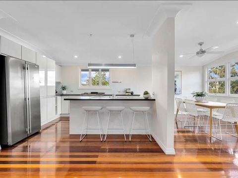 Elegant Villa Near Shopping Mall - Gold Coast 4U 0