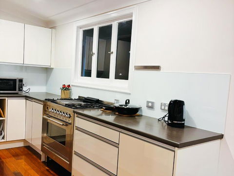 Elegant Villa Near Shopping Mall - Gold Coast 4U 1