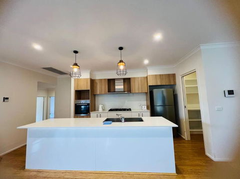 Entire 4 BR House In Moncrieff Close To Playground - Accommodation Gold Coast 0