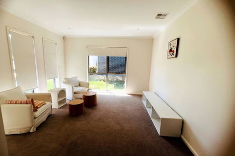 Entire 4 BR House In Moncrieff Close To Playground - Accommodation Gold Coast 2