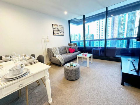 ES2410-2Bed 2Bath Vision Apt With Balcony, Pool & Gym - Accommodation Gold Coast 4