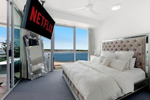 Exceptional Luxury ~ Broadwater Beauty ~ Free Parking ~ Top Location