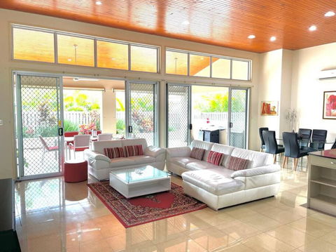 Exclusive Golf Course Community Family Home - Gold Coast 4U 1