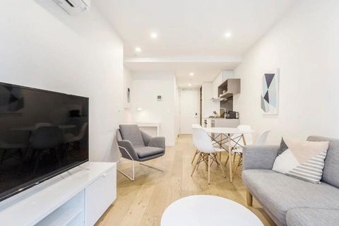 Executive Comfort Living Near La Trobe & RMIT Uni - Accommodation Gold Coast 0
