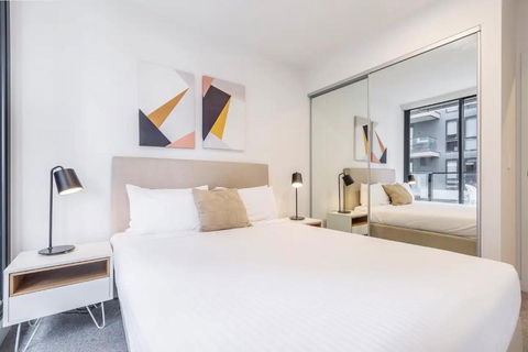 Executive Comfort Living Near La Trobe & RMIT Uni - Accommodation Gold Coast 4