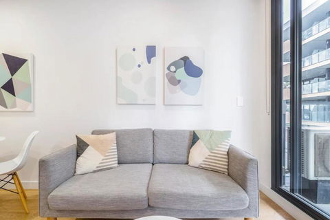Executive Comfort Living Near La Trobe & RMIT Uni - Accommodation Gold Coast 2