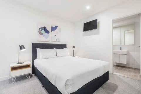 Executive Comfort Living Near La Trobe & RMIT Uni - Accommodation Gold Coast 3