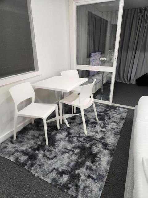 Entire Studio Apartment - Self Check-in - Accommodation Gold Coast 4