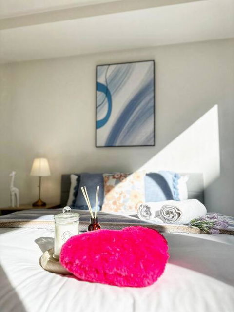 FC104 -1 BATH 2 BR Modern Oasis With, Pool & Gym - Accommodation Gold Coast 0